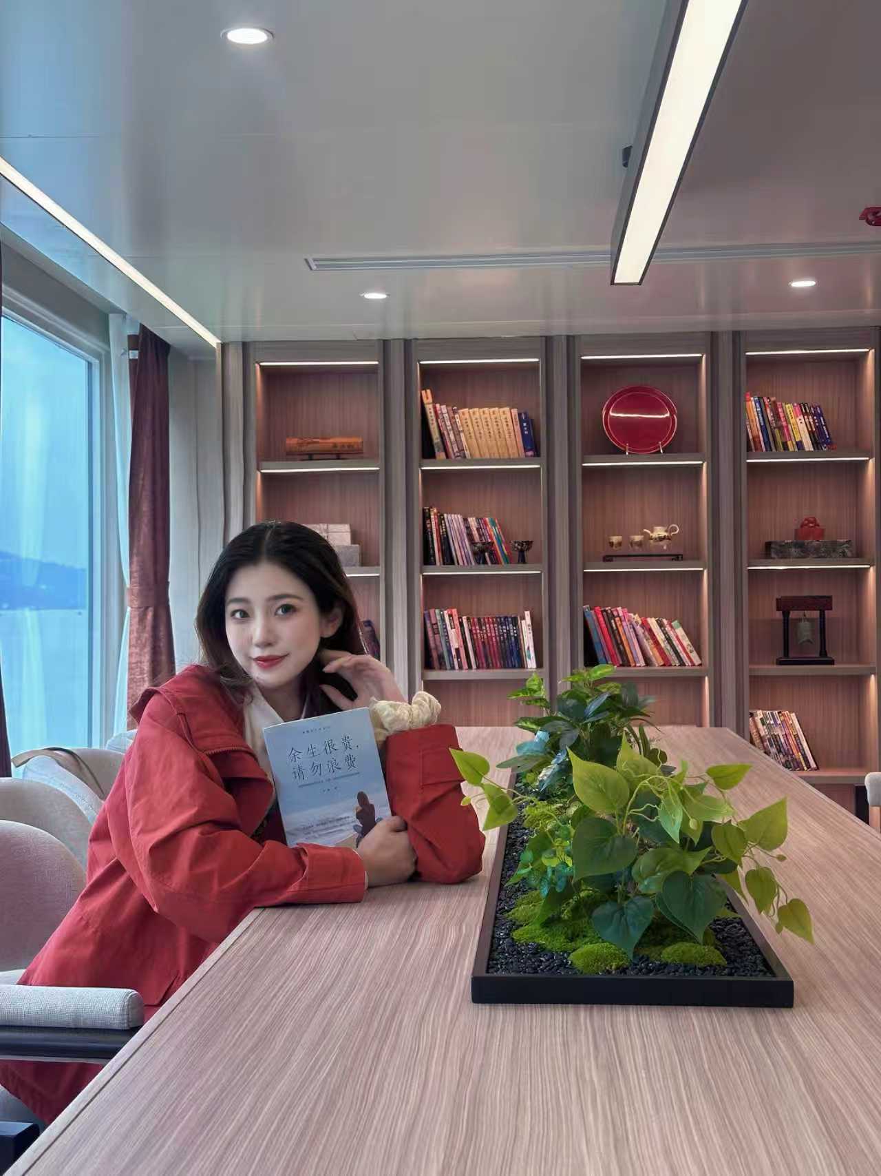 长江新春游，别有一番年味。2026，选择一种不一样的过年方式，"牛马"乘船游。船行江上，两岸的植被印入眼帘，古老的堤岸在新年的气氛烘托下，格外喜庆。