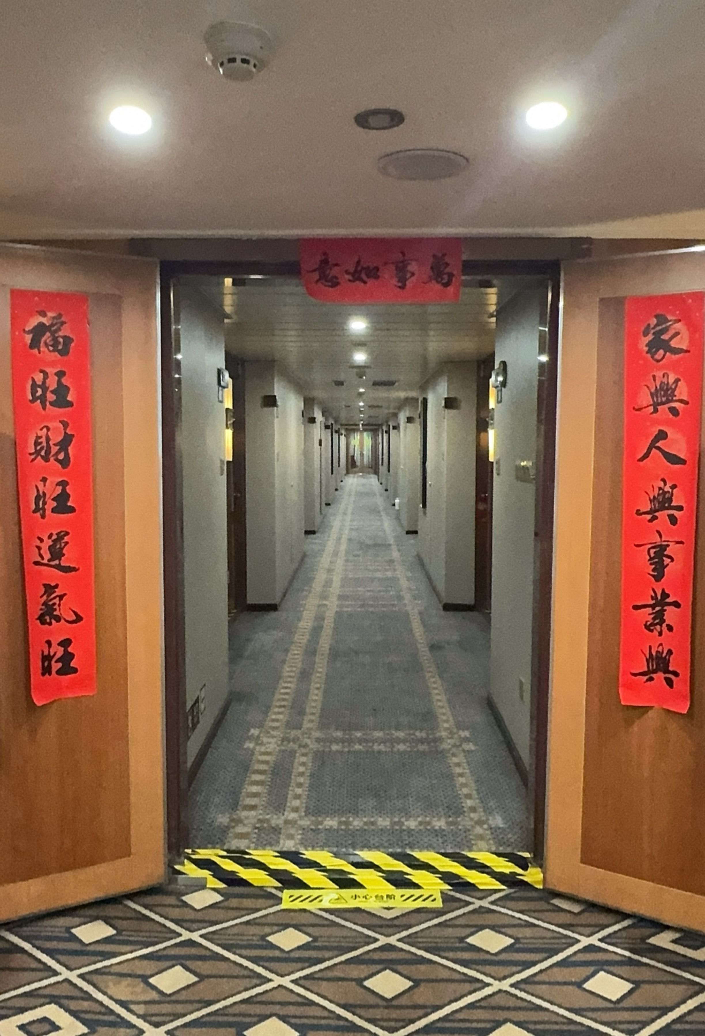 餐食味道和服务都可以，每天晚饭主厨都会一桌桌问味道如何。4 楼 VIP 餐厅我觉得挺好，主要每天都有现磨咖啡机，冰牛奶。